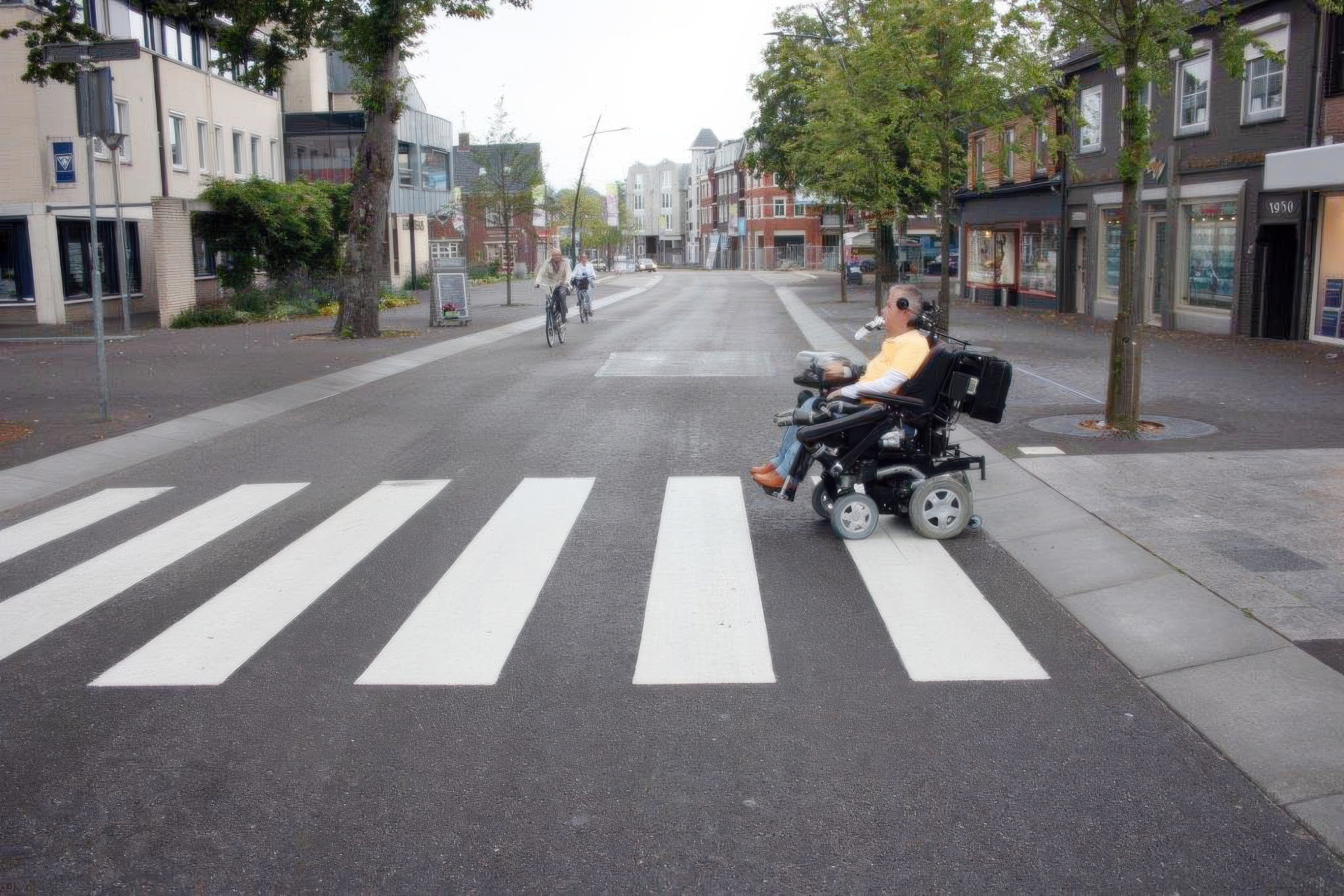 foto van man in rolstoel op oversteekplaats in Groesbeek